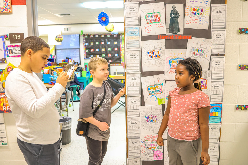 Kids standing talking about Harriet Tubman 