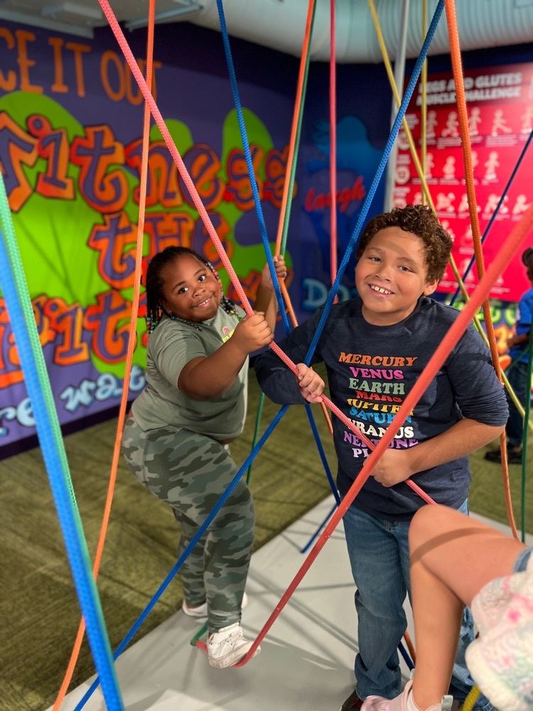 students in the rope course 