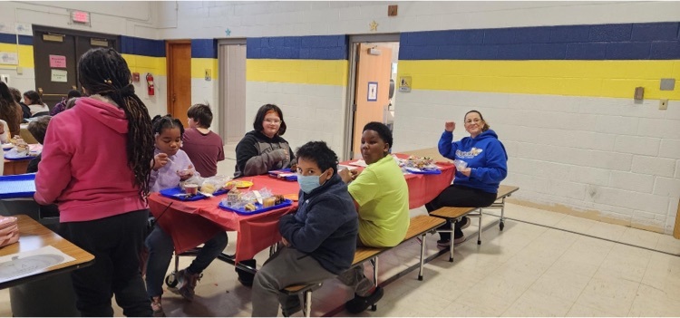 students and staff eating lunch together 